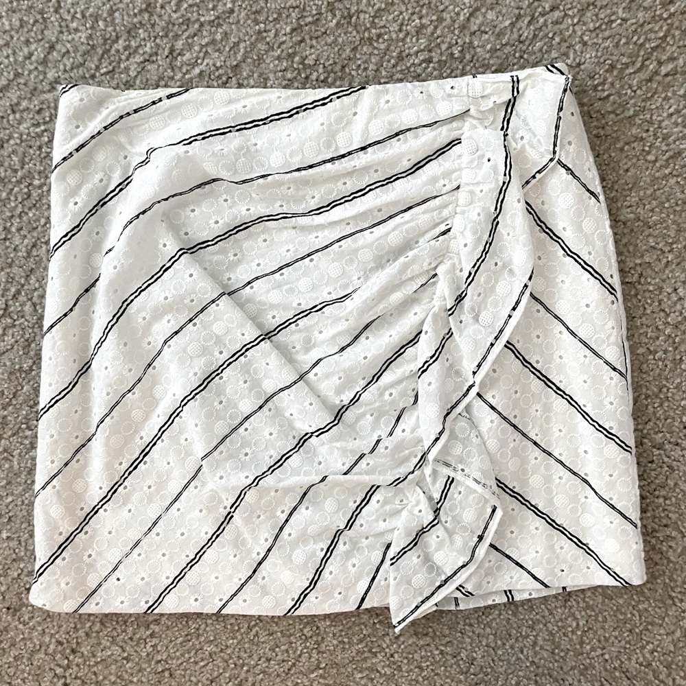White and black lace mini skirt from Lulu’s size large